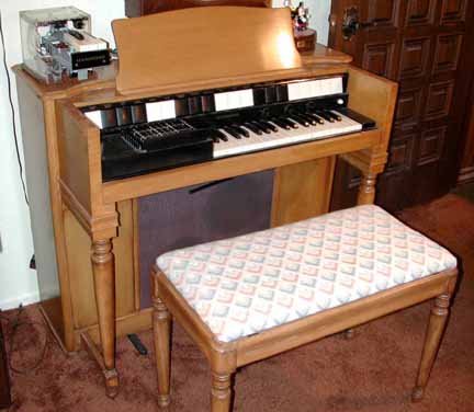 Small store hammond organ